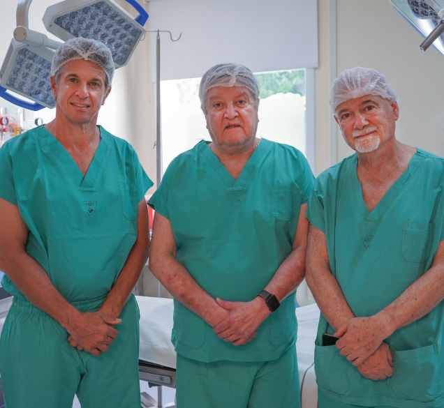 Equipo médico del IADT en un quirófano durante una instancia de formación quirúrgica