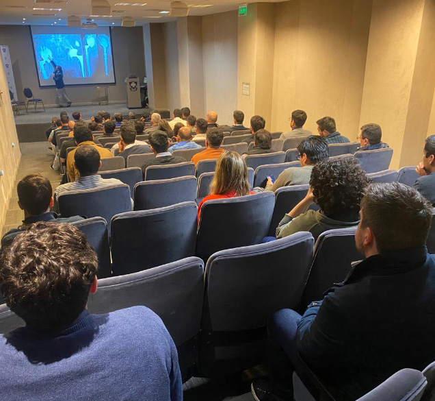 Profesionales de la salud participando de un curso académico en el auditorio del IADT