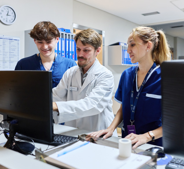 Residentes y profesionales de la salud trabajando en una instancia de formación práctica en el IADT