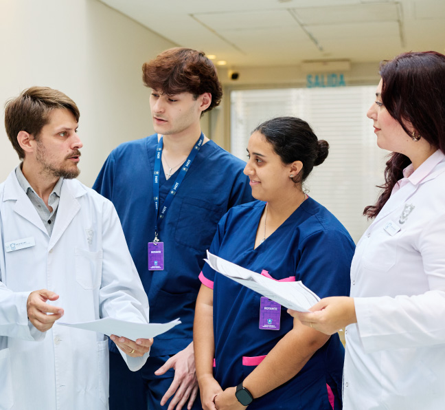 Profesionales y residentes del IADT conversando durante una actividad de formación médica