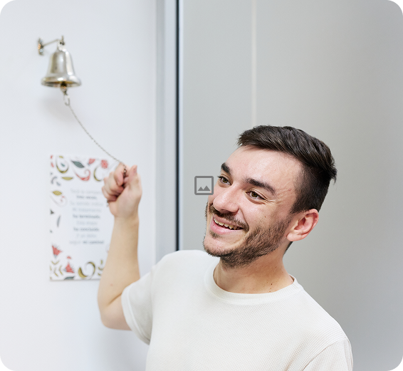 Oncología, hombre tocando campana