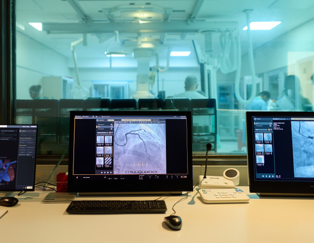 Sala de monitoreo de intervencionismo cardiovascular con visualización de imágenes angiográficas en tiempo real