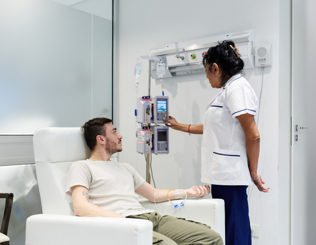 Paciente recibiendo tratamiento ambulatorio acompañado por personal de enfermería en el IADT