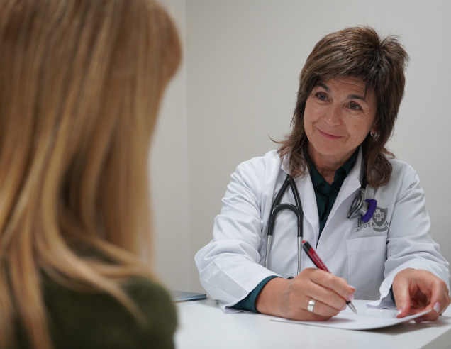 Médica cardióloga del IADT realizando una consulta médica y evaluación clínica junto a una paciente.