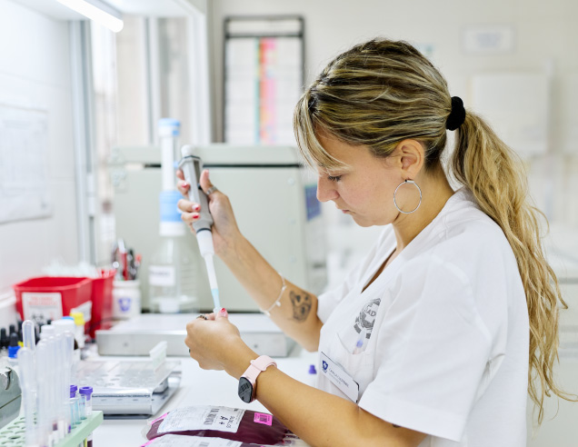 Profesional del Servicio de Medicina Transfusional del IADT realizando procedimientos para el procesamiento de hemocomponentes.