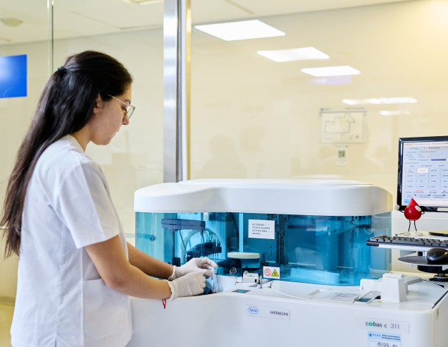 Técnica de laboratorio operando equipamiento automatizado para procesamiento de muestras