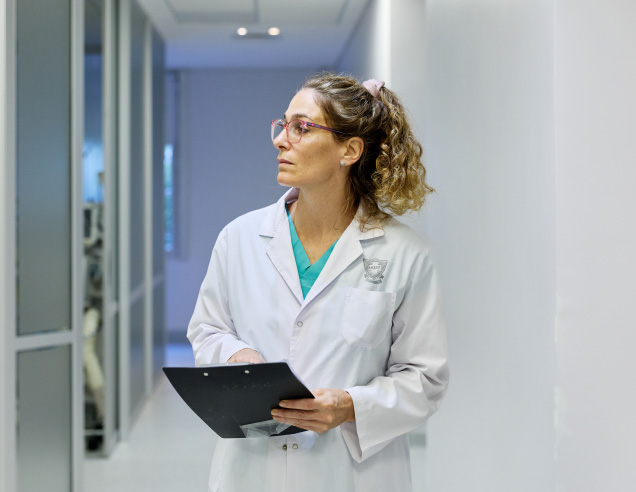 Profesional de la salud recorriendo el área de terapia intensiva de adultos del IADT