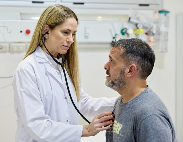 Médica clínica realizando un control a paciente adulto en internación