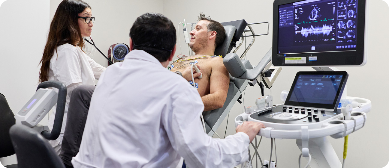 Profesionales realizando un estudio Doppler cardiovascular a un paciente