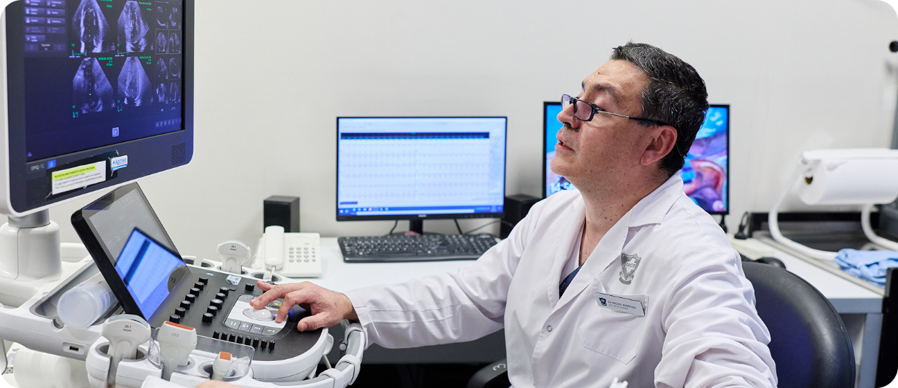 Médico especialista realizando una ecografía diagnóstica en el IADT