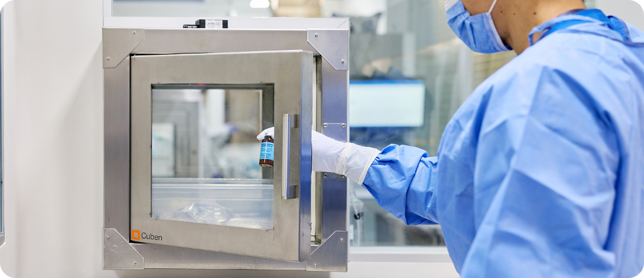 Profesional del IADT manipulando equipamiento para preparación y control de medicamentos
