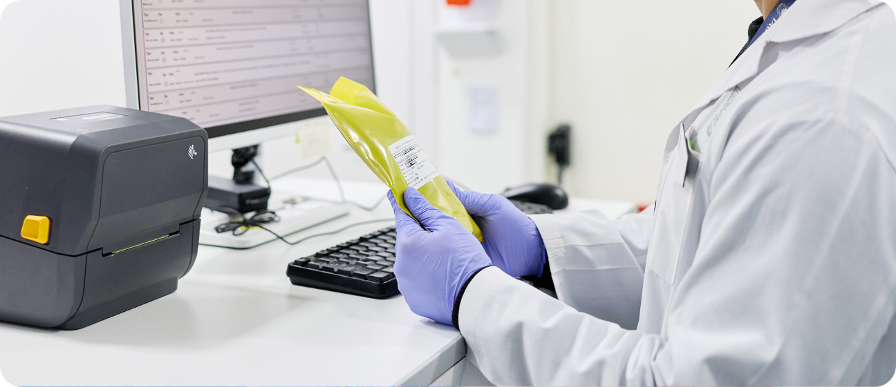 Profesionales del servicio de farmacia trabajando en la gestión y preparación de medicación hospitalaria