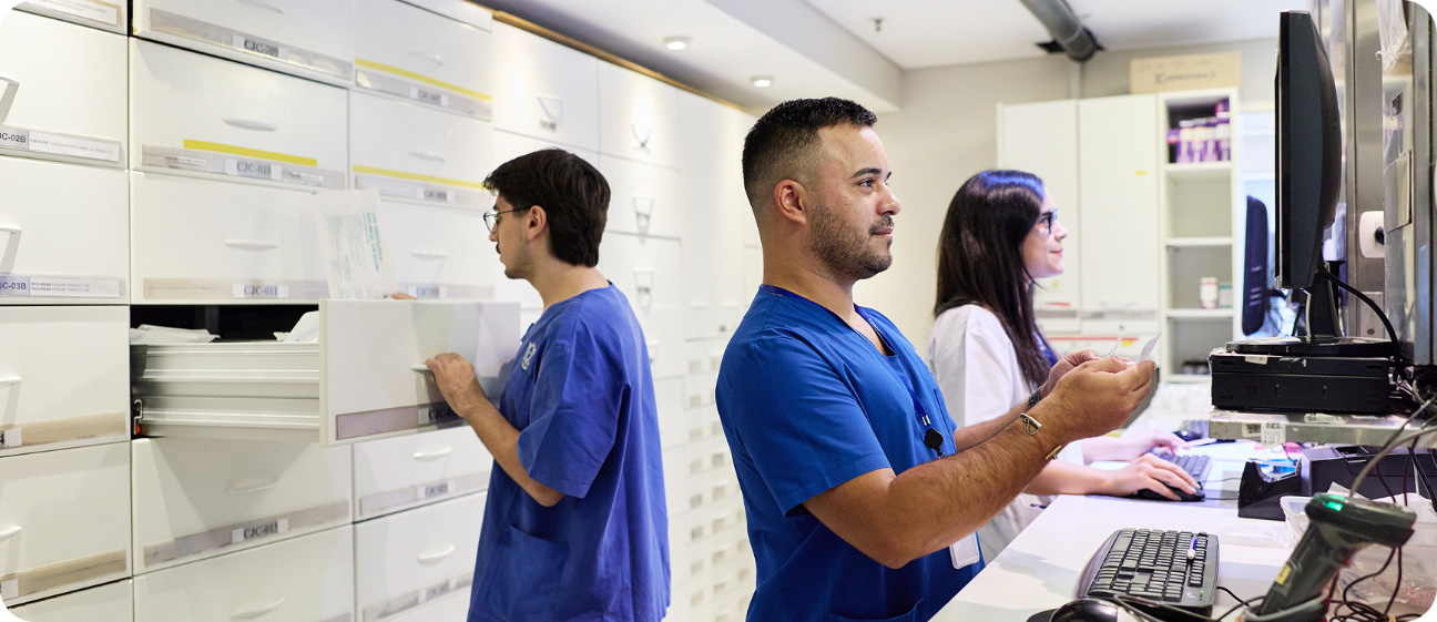 Profesional de farmacia realizando tareas de validación y trazabilidad de medicamentos