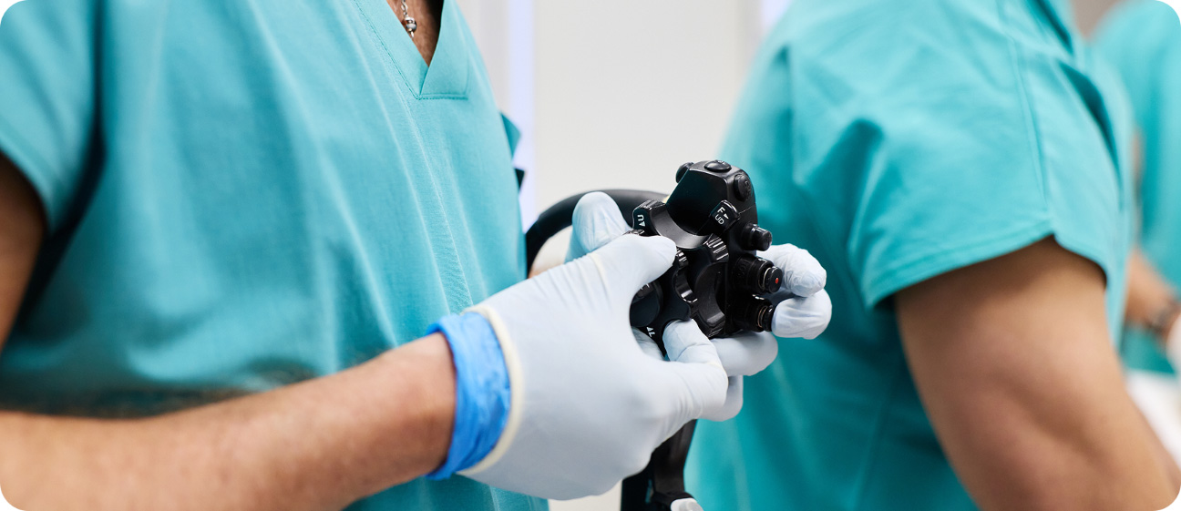 Profesional de salud preparando un equipo de endoscopía digestiva