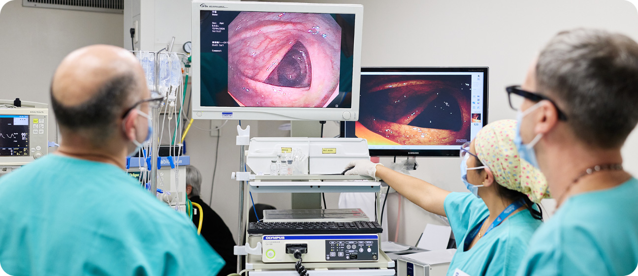 Equipo médico observando imágenes endoscópicas durante un procedimiento de videoendoscopia en el IADT