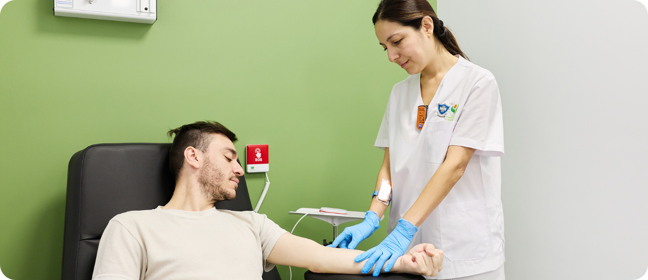 Profesional asistiendo a un paciente durante un estudio de medicina nuclear