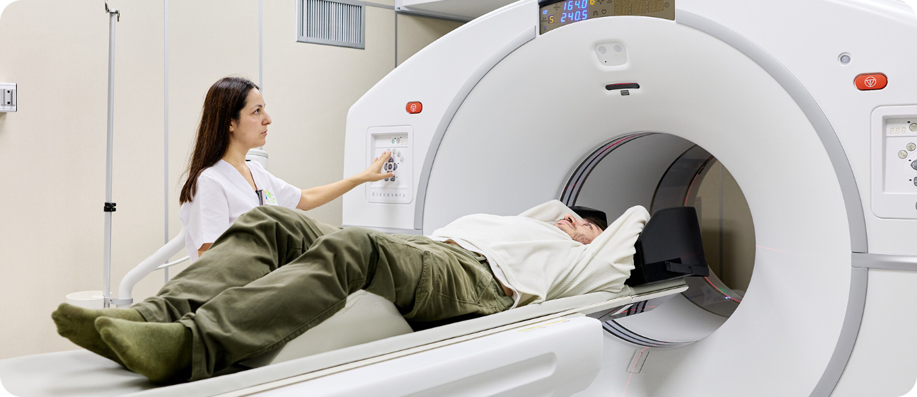 Paciente ingresando a un estudio de imágenes moleculares PET/CT