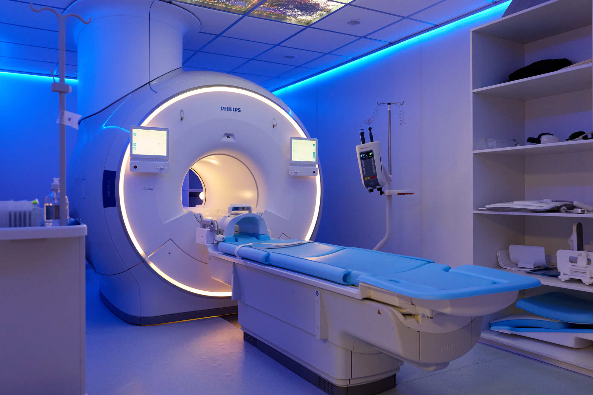 Profesionales analizando estudios en la sala de control PET/CT