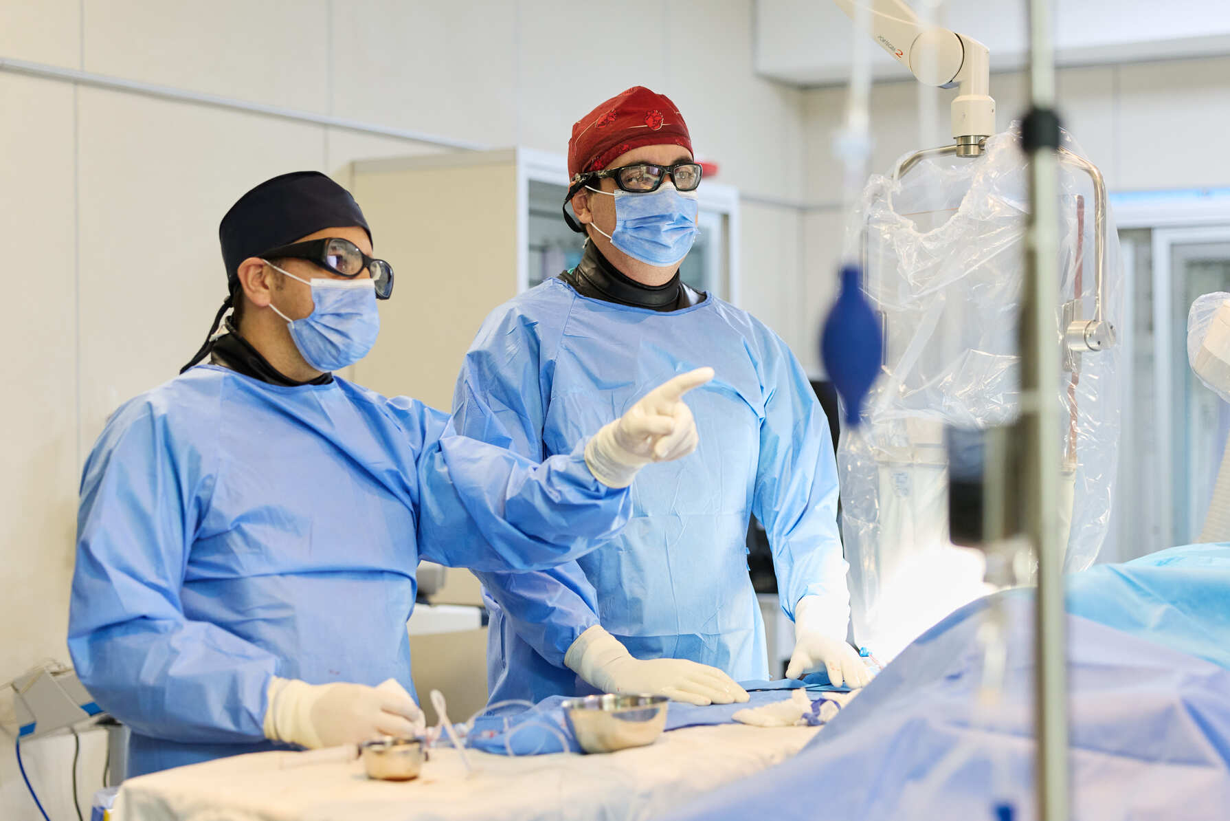 Profesionales del área cardiovascular durante un procedimiento de hemodinamia en el IADT