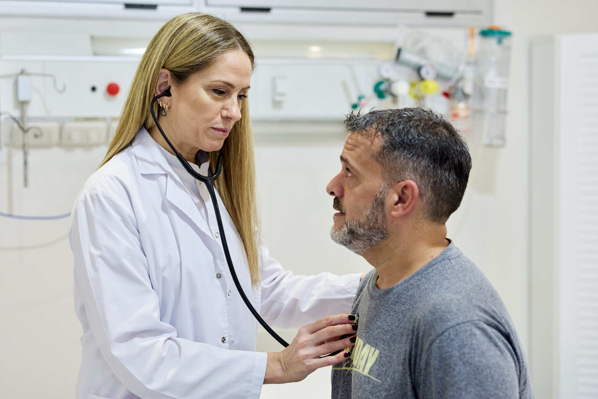 Médica clínica realizando un control a paciente adulto en internación