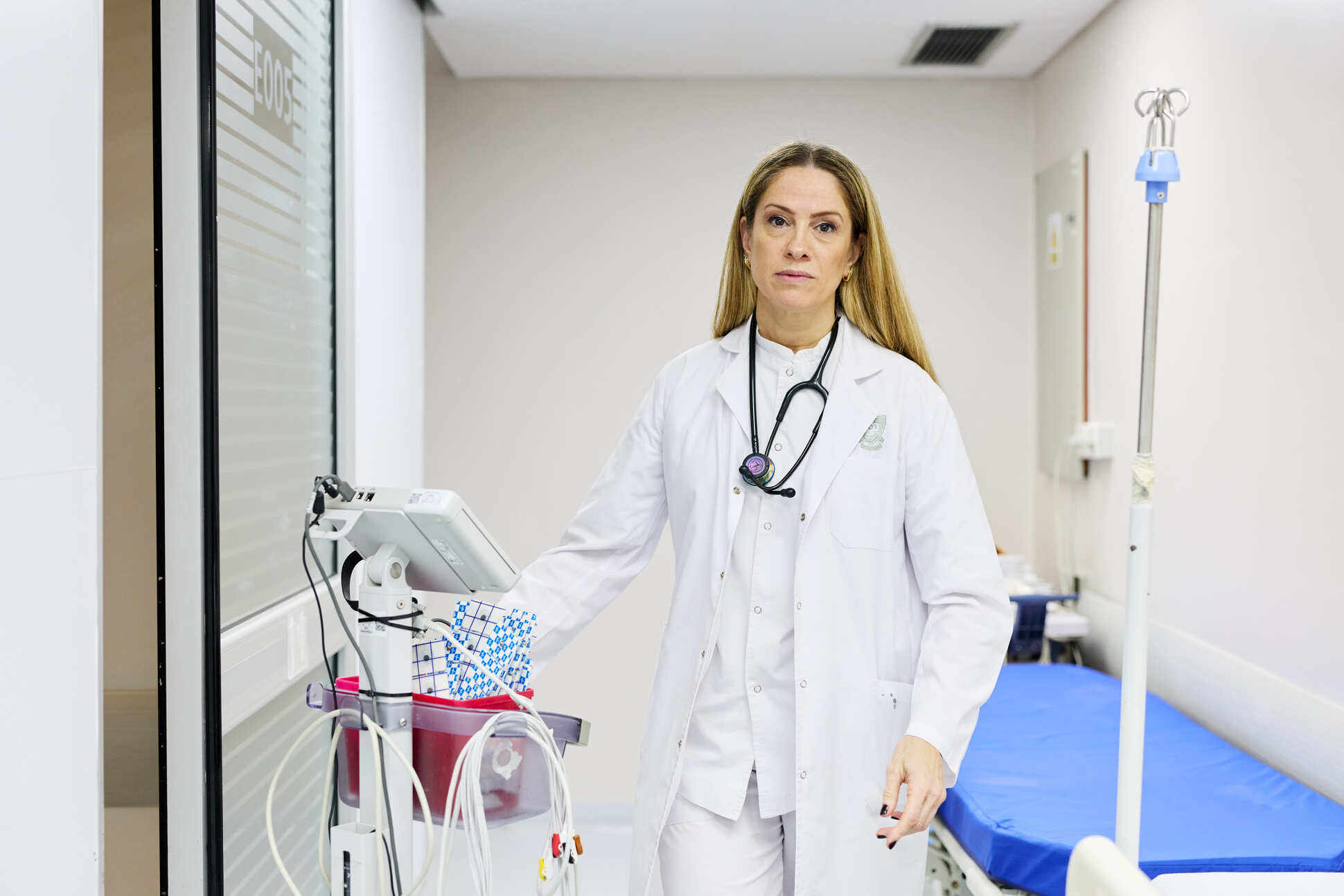 Médica del IADT en una habitación del área de internación junto al equipamiento clínico del paciente