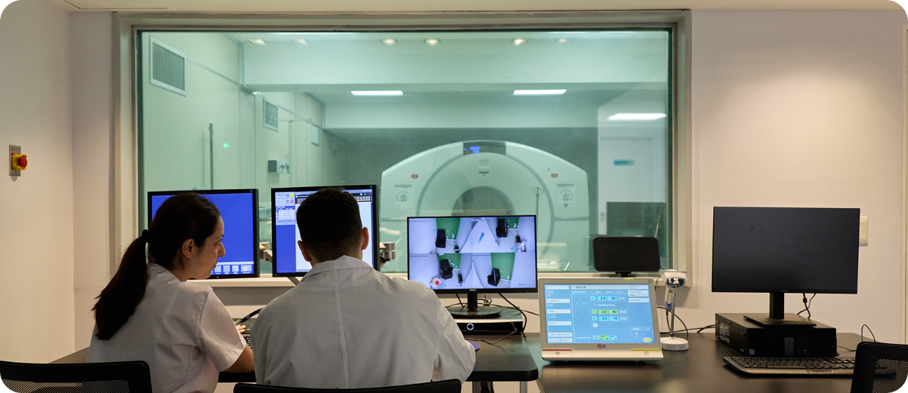 Profesionales analizando estudios en la sala de control PET/CT