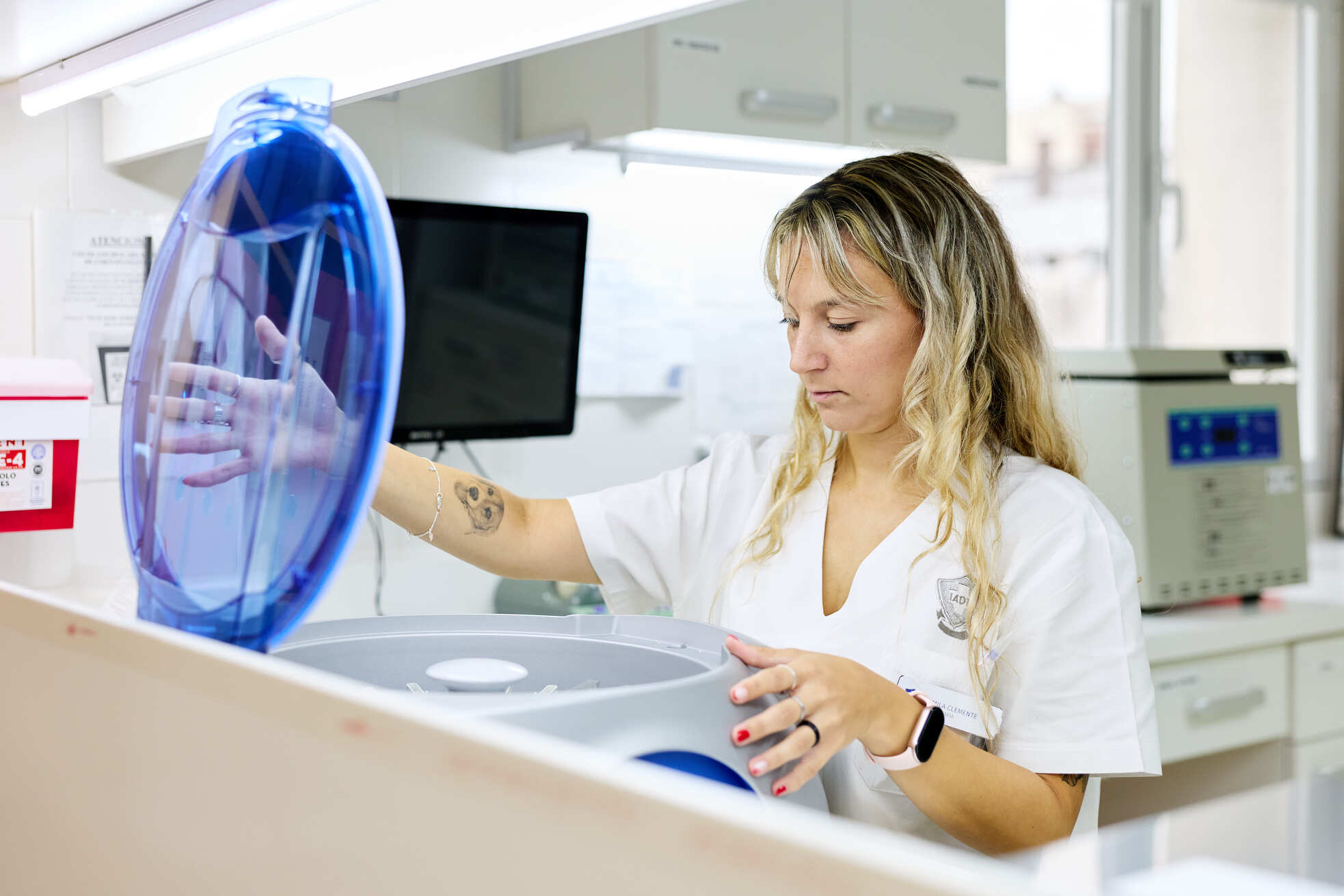 Profesional del Servicio de Medicina Transfusional del IADT utilizando equipamiento para el procesamiento de hemocomponentes.