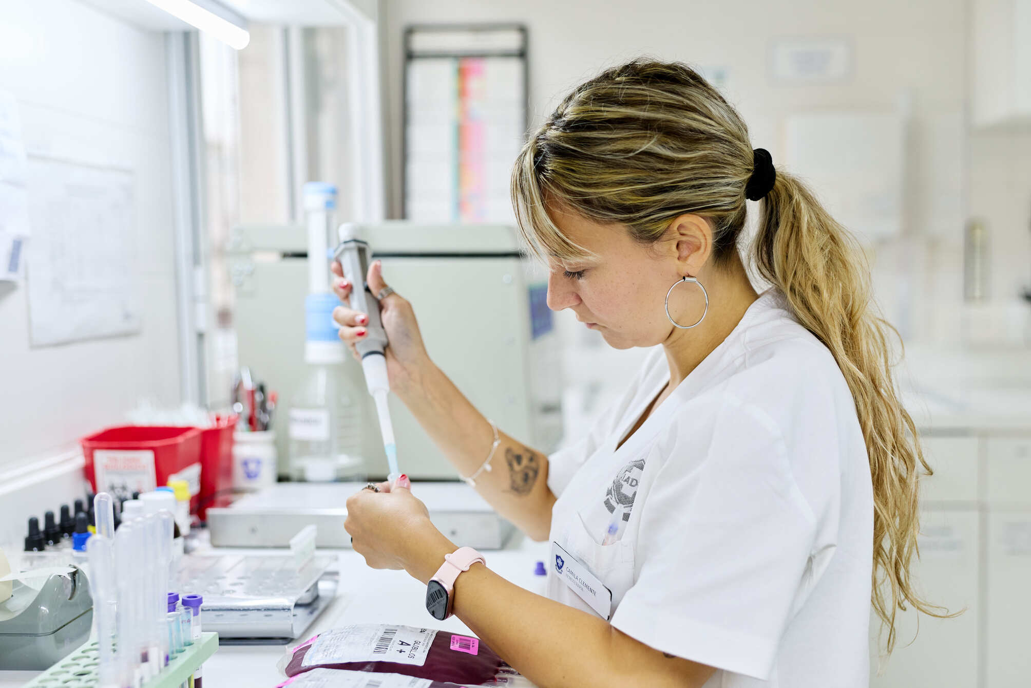 Profesional del Servicio de Medicina Transfusional del IADT realizando procedimientos para el procesamiento de hemocomponentes.
