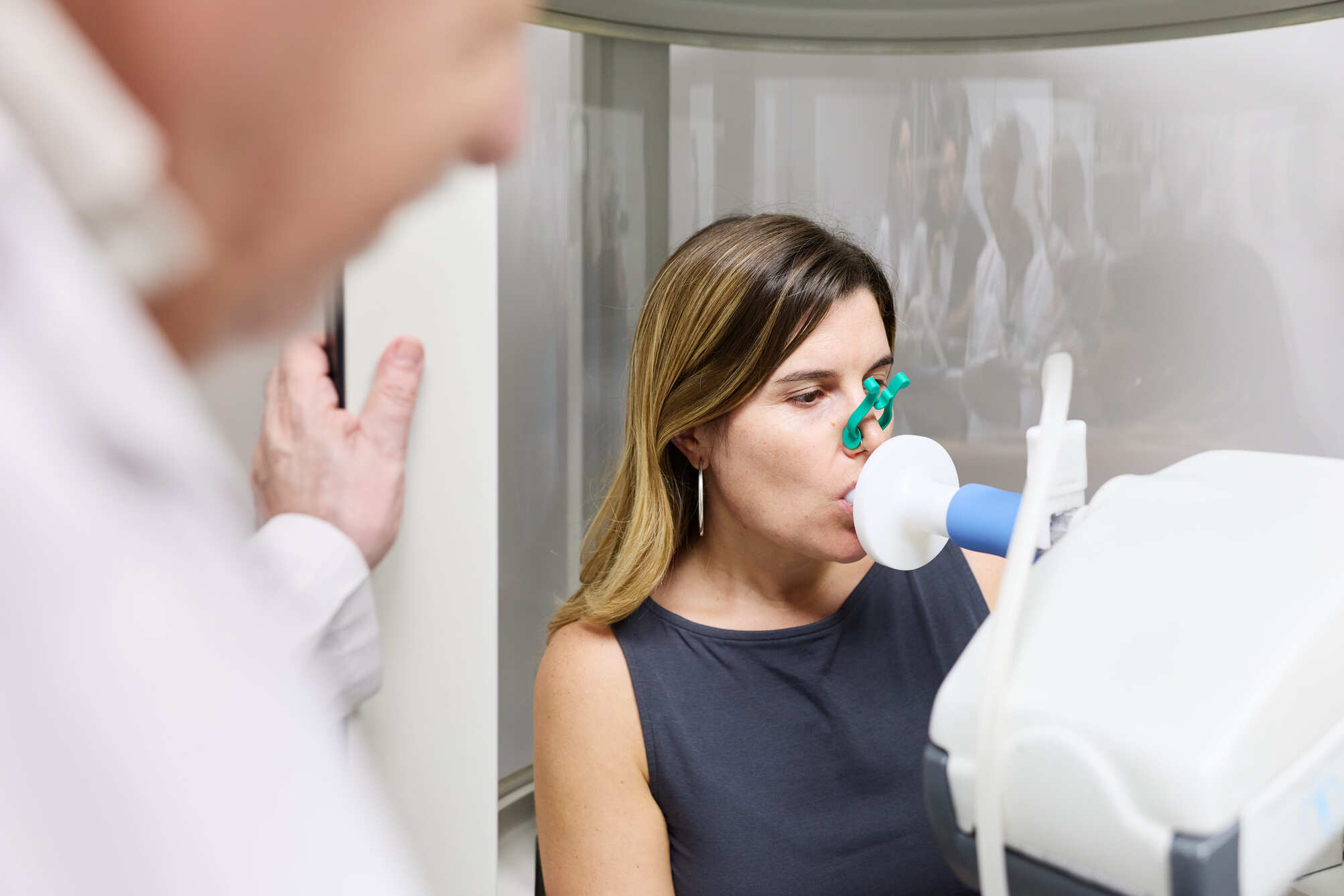 Paciente realizando un estudio de función pulmonar en Neumonología