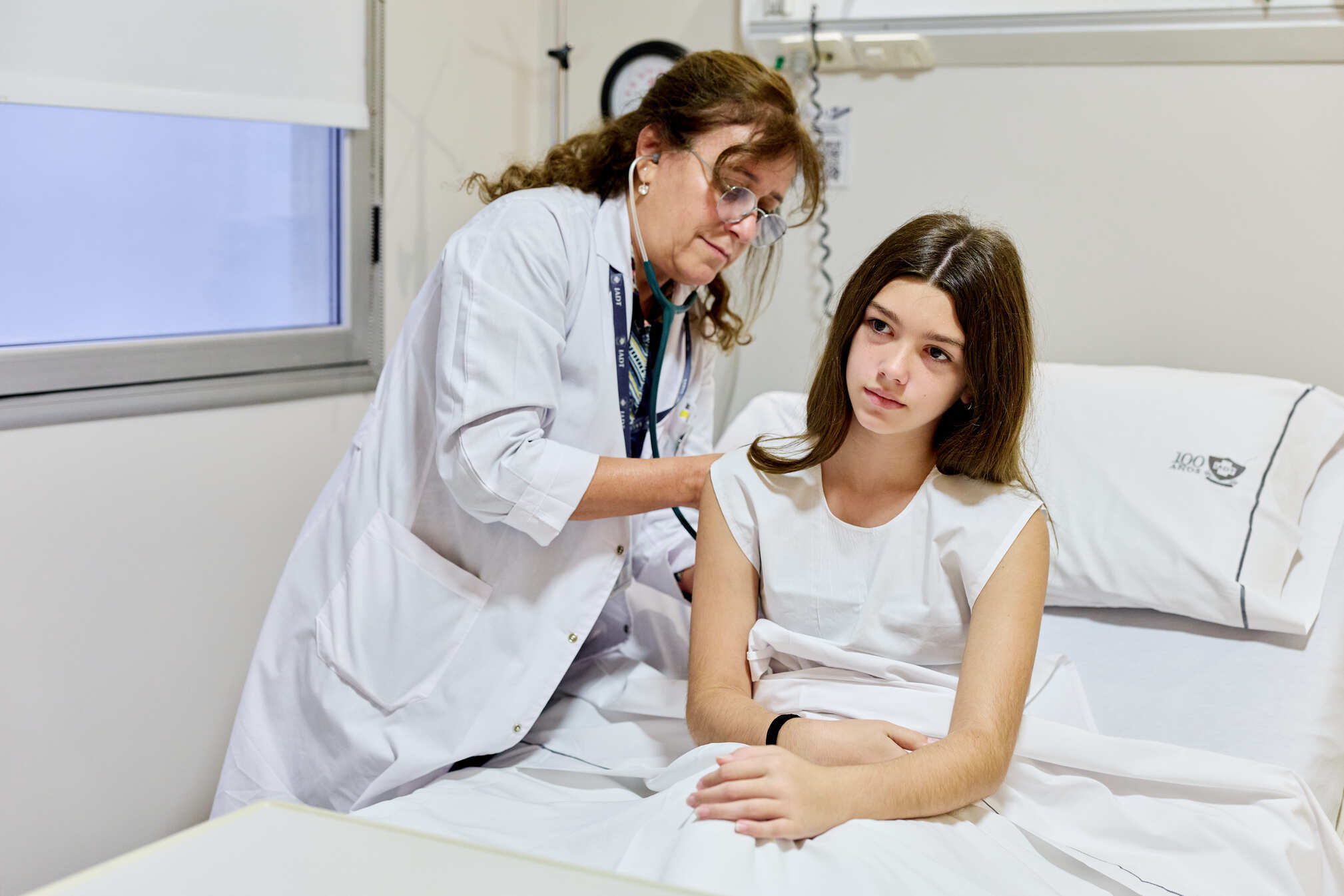 Médica pediatra evaluando a una paciente durante la internación en el IADT