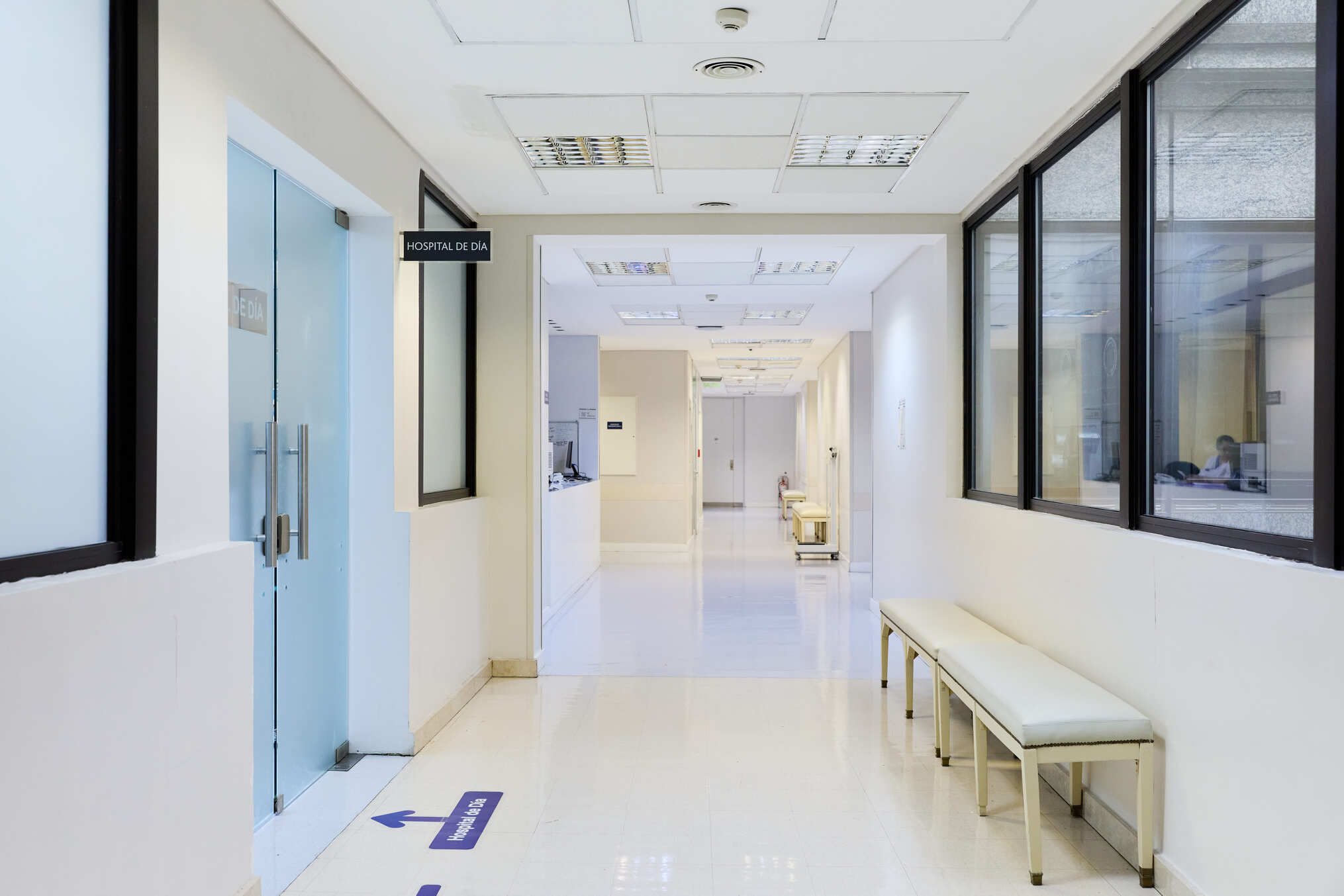 Pasillo del Hospital de Día del IADT con espacios de atención y circulación para pacientes
