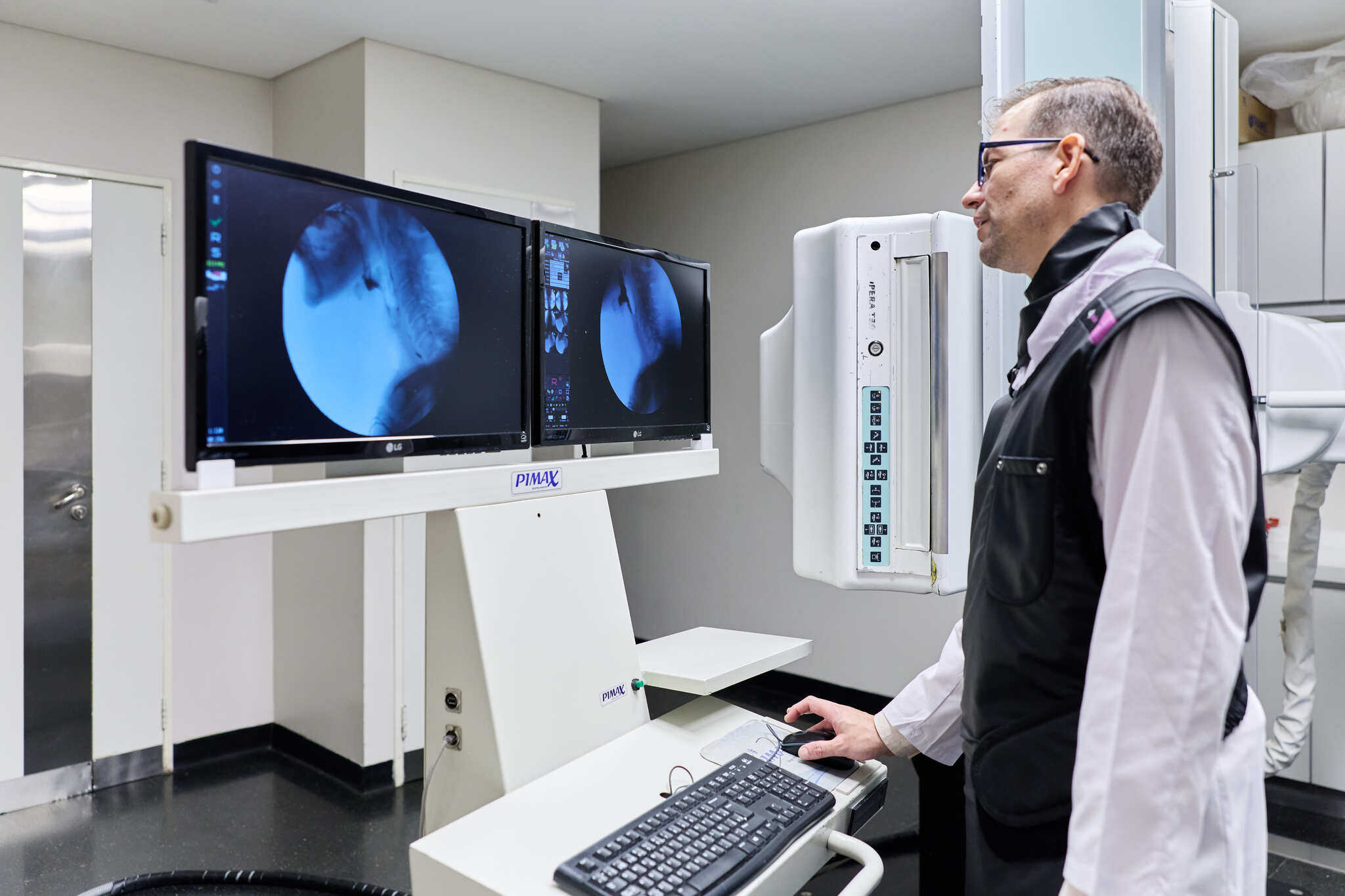 Profesional médico observando imágenes radiológicas durante un procedimiento intervencionista en el IADT