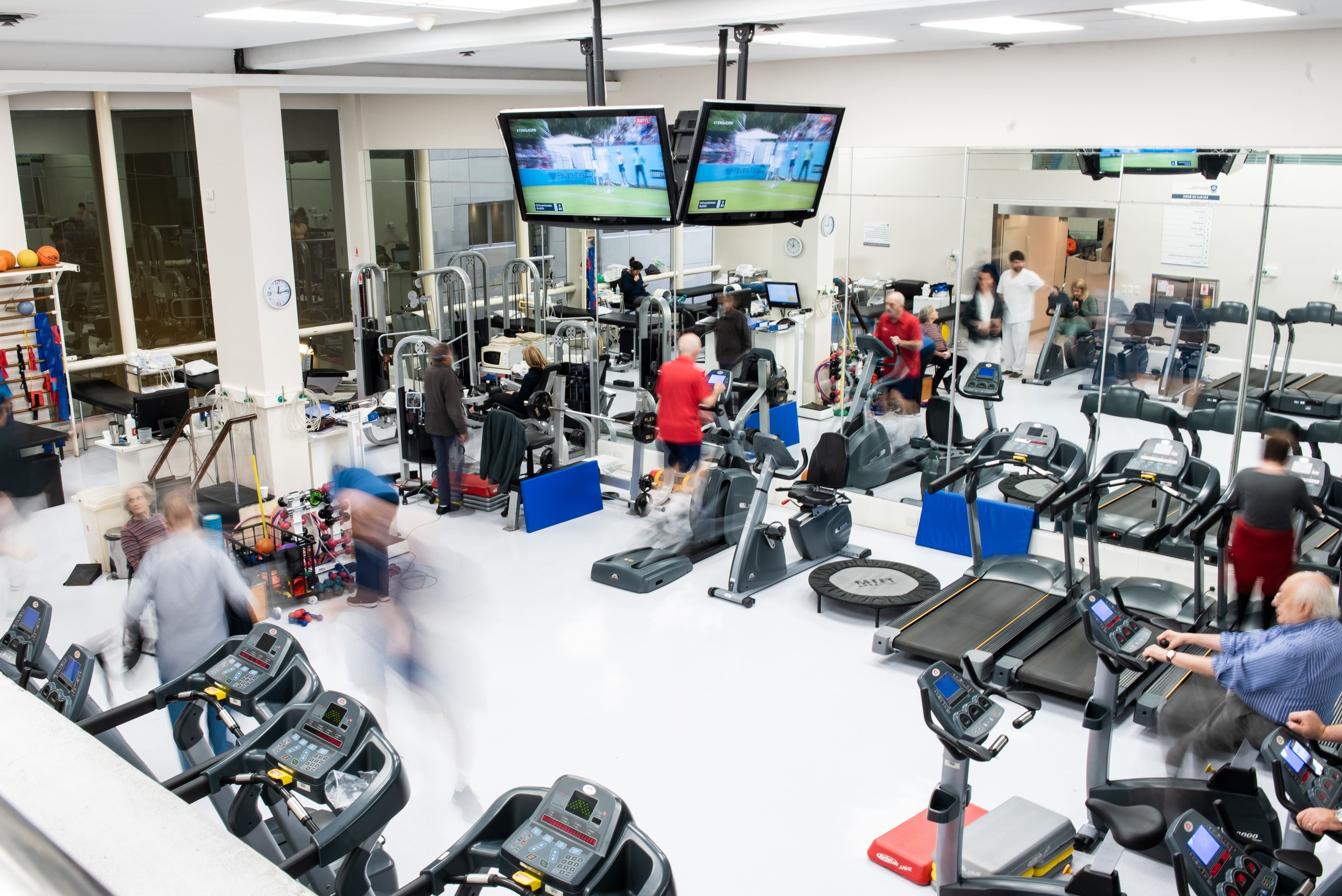 Área de terapia física y rehabilitación del IADT con equipamiento para recuperación funcional y entrenamiento físico