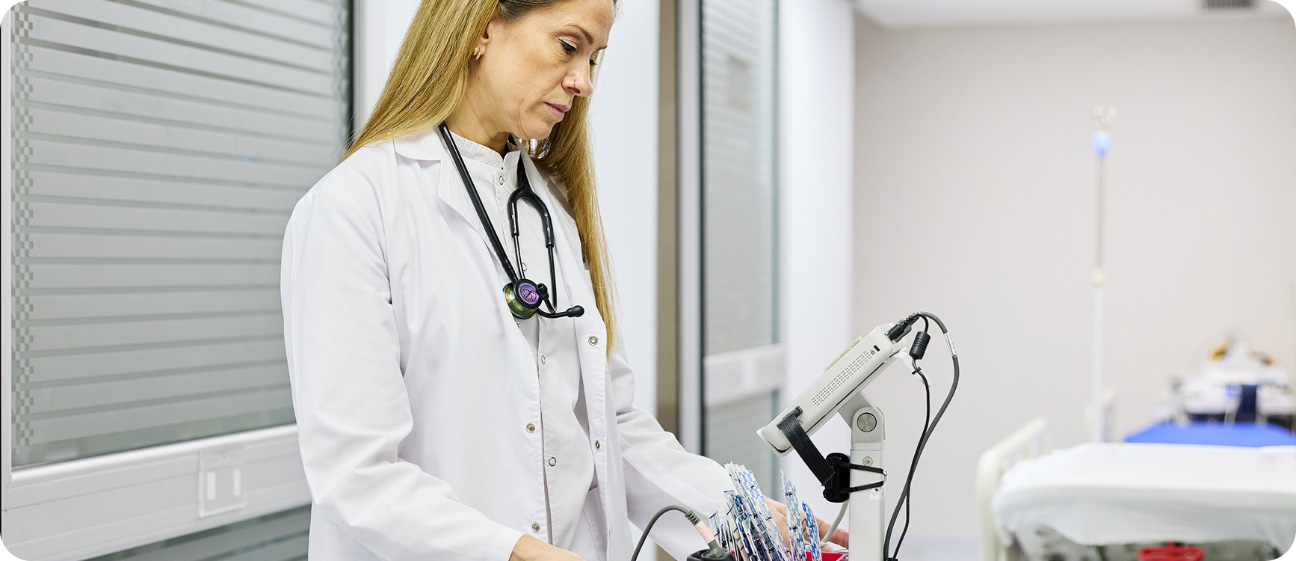 Médica del IADT preparando equipamiento clínico en el área de terapia intensiva