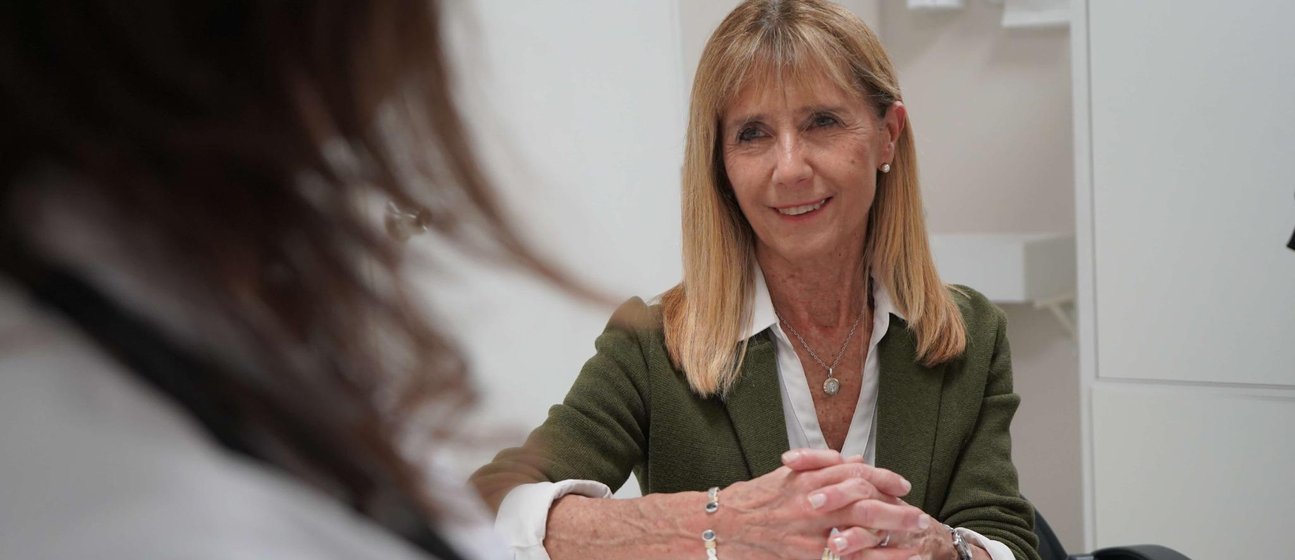 Paciente durante una consulta de cardiología orientada al cuidado integral de la salud cardiovascular de la mujer.