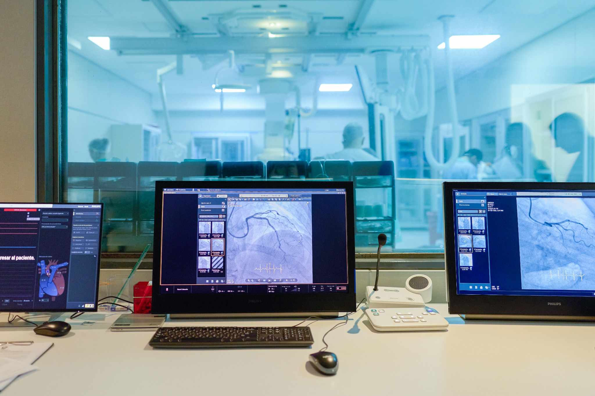 Sala de monitoreo de intervencionismo cardiovascular con visualización de imágenes angiográficas en tiempo real