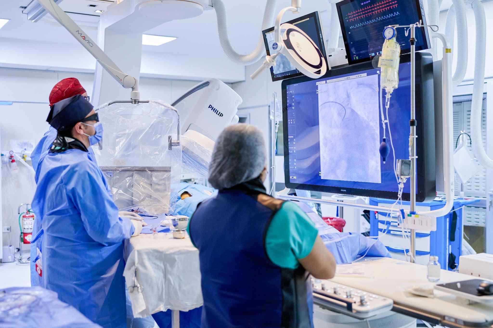 Equipo médico realizando un procedimiento de intervencionismo cardiovascular guiado por imágenes