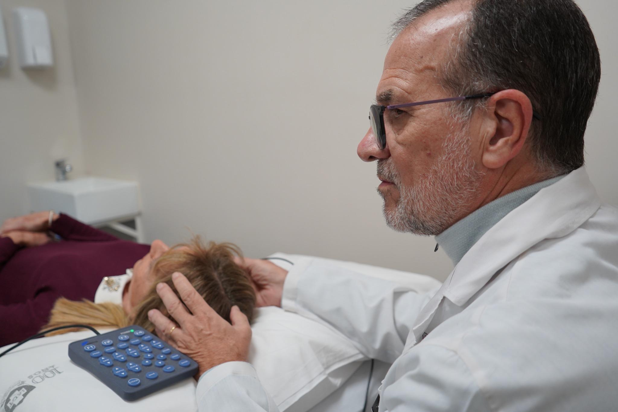 Profesional de neurología efectuando una valoración clínica durante una consulta especializada en el IADT