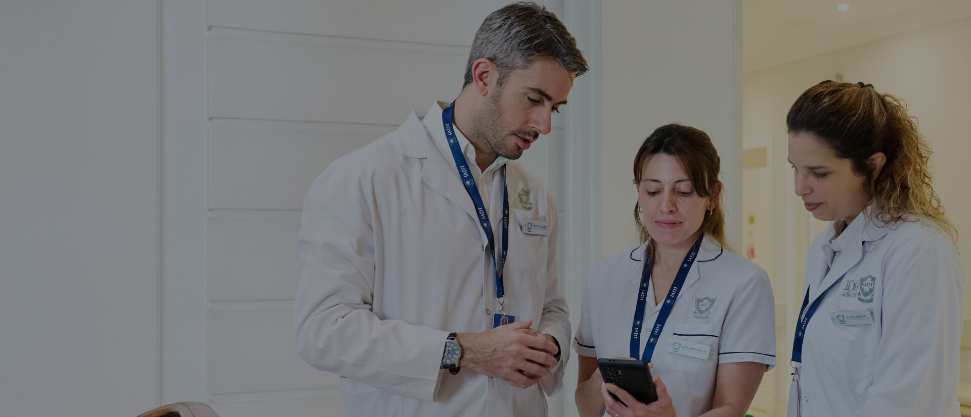 Profesionales de la salud del IADT trabajando en equipo para el seguimiento y cuidado de pacientes