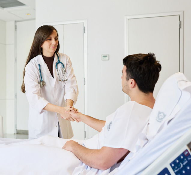 Médica del IADT acompañando a un paciente durante su internación