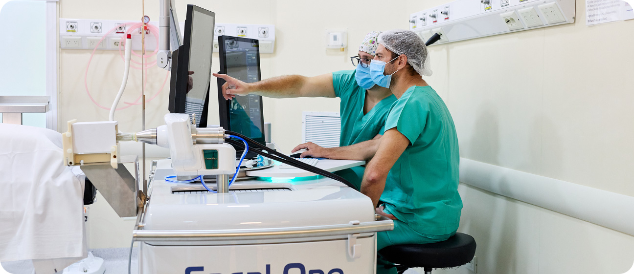 Profesionales de la salud utilizando tecnología robótica HIFU Focal One® en el IADT