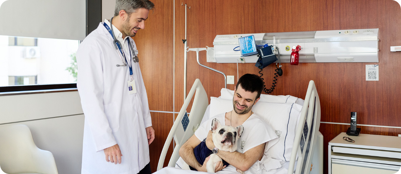  Paciente internado junto a su mascota durante una visita del Programa 4 Patas del IADT