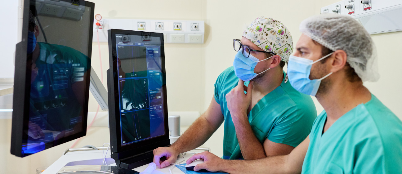 Profesionales del IADT analizando imágenes diagnósticas en la estación de planificación del sistema Focal One i para cáncer de próstata.