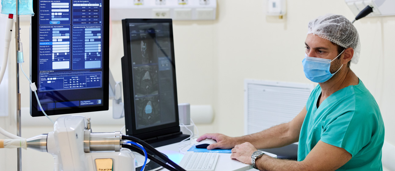 Médico del IADT utilizando la consola de navegación y planificación del sistema Focal One i.