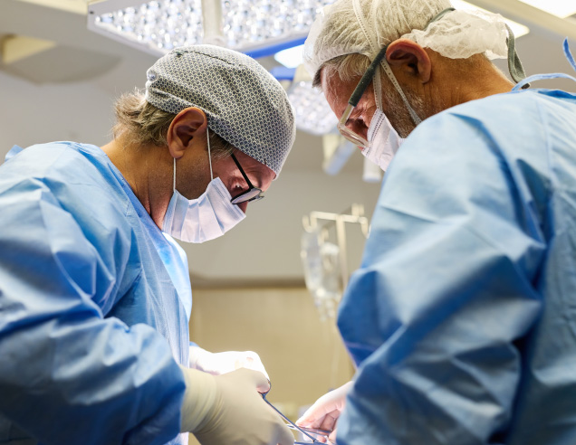 Equipo médico realizando una cirugía en uno de los quirófanos del IADT