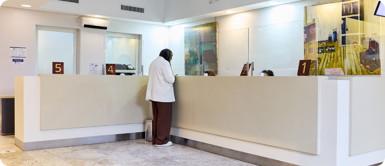 Área de recepción y admisión del IADT con espacios de atención al paciente