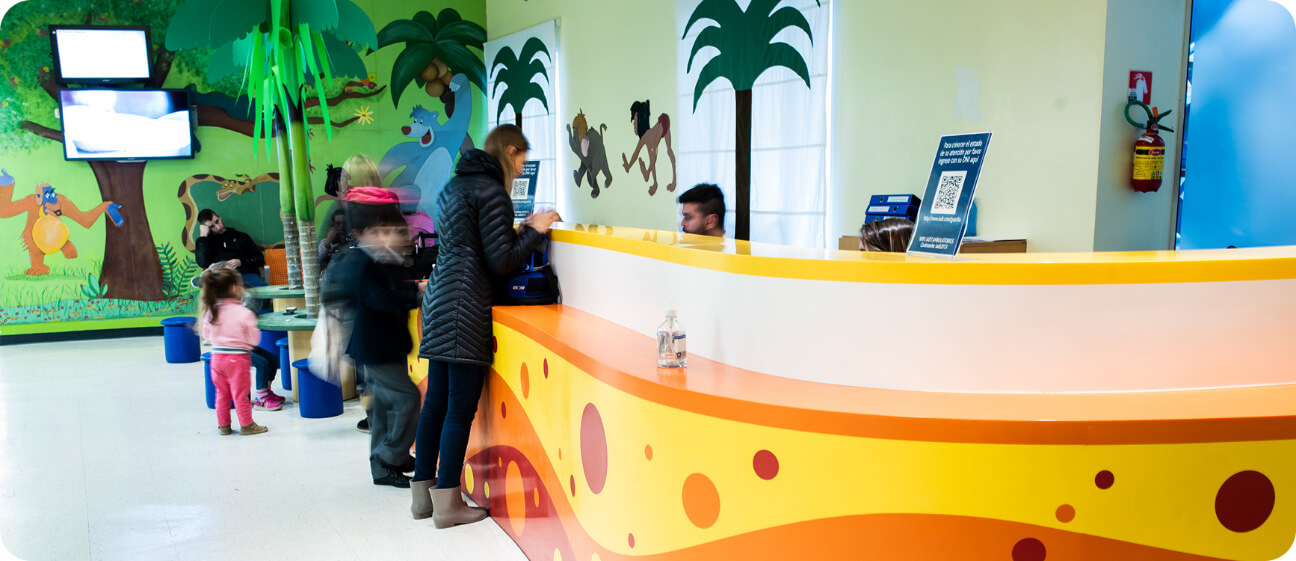 Familia realizando el ingreso en el área de recepción de Pediatría del IADT
