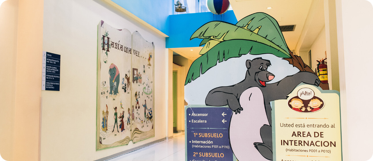 Sala de espera pediátrica del IADT con ambientación infantil y espacios recreativos para niños